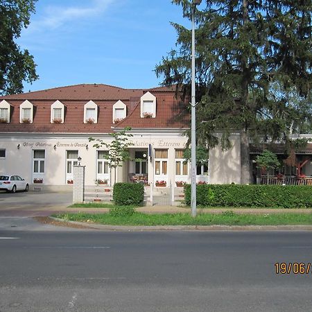 Aparthotel Gocsej Palatinus Etterem Es Panzio Zalaegerszeg Exterior foto