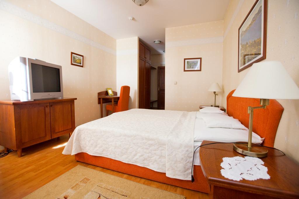 Aparthotel Gocsej Palatinus Etterem Es Panzio Zalaegerszeg Zimmer foto